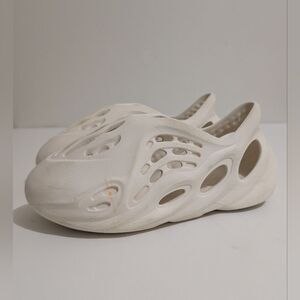 Adidas Yeezy RNNR Sand Foam Runner Kids Size 13K  Kanye Ye